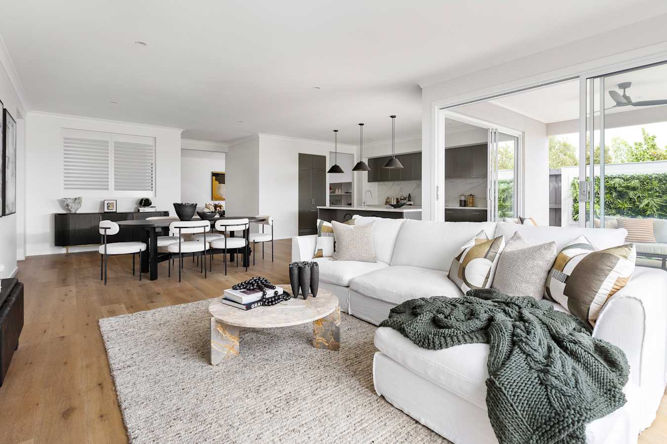 Vancouver 33 home design in Urban Style - Kitchen, Living, Dining